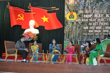 Chị Nguyễn Thị Hòa (thứ 3 từ trái sang) trong lần dự buổi họp mặt 8/3 của TCT CS Đồng Nai. 