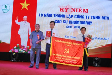 Đón nhận bức trưởng của Đảng bộ tỉnh Kon Tum