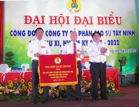 Chủ tịch CĐ Cao su VN Phan Mạnh Hùng (bên phải) tặng Cờ thi đua xuất sắc cho CĐ Cao su Tây Ninh