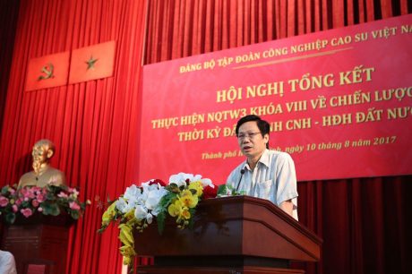 Đ/c Nguyễn Văn Tiến - Vụ trưởng Vụ Nông nghiệp Nông thôn, Ban Kinh tế TW phát biểu tại hội nghị