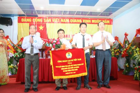 Ông Phan Tấn Hải – Phó Chủ tịch Thường trực Công đoàn Cao su Việt Nam tặng Bằng khen cho các tập thể có thành tích xuất sắc