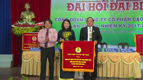 Chủ tịch Công đoàn CSVN Phan Mạnh Hùng tặng cờ thi đua cho Công đoàn Công ty