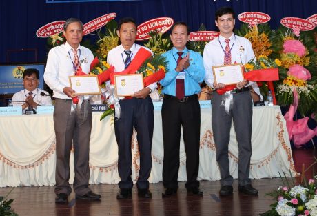 Anh Nguyễn Văn Trường (thứ 2 từ trái sang) nhận Bằng khen lao động sáng tạo của Tổng LĐLĐ VN