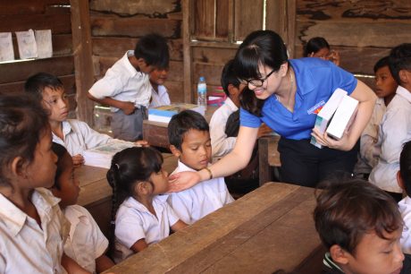 Chị Nguyễn Thanh Thúy - Bí thư ĐTN TCT động viên các em tại lớp học