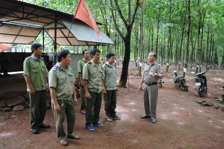 Anh Bùi Văn Mong (đầu tiên bên phải) trong một buổi triển khai nhiệm vụ tại chốt bảo vệ