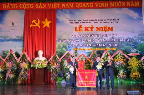 TGĐ VRG Trần Ngọc Thuận tặng bức trướng cho Trường