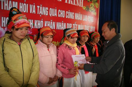 ông Phan Tấn Hải - Phó chủ tịch Thường trực Công đoàn Cao su Việt Nam trao quà Tết cho công nhân khó khăn
