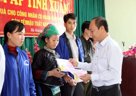 Ông Phan Tấn Hải - Phó Chủ tịch thường trực Công đoàn CSVN trao quà cho công nhân.