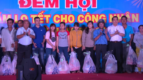Lãnh đạo KCN Nam Tân Uyên và lãnh đạo thị xã Tân Uyên trao quà cho các công nhân xa quê