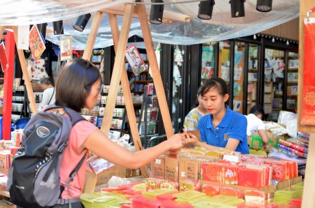 Ngô Phương Linh đang bán sách ở đường sách Nguyễn Văn Bình.