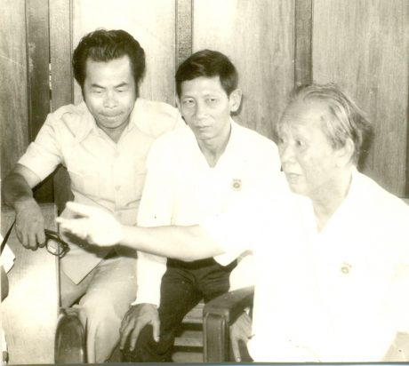 Tác giả (bìa trái) cùng ông Phạm Sơn Tòng – Nguyên Giám đốc Công ty Cao su Đồng Nai (giữa) tiếp chuyện cùng Tổng Bí thư Lê Duẩn khi Tổng Bí thư đến thăm công ty.