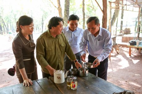 Ông Phan Mạnh Hùng (thứ 2 bên trái) kiểm tra bữa ăn ca công nhân. Ảnh: Tùng Châu