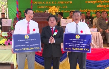 Chủ tịch CĐ CSVN Phan Mạnh Hùng trao quà Tết cho người lao động ở các công ty cao su trực thuộc VRG tại Campuchia