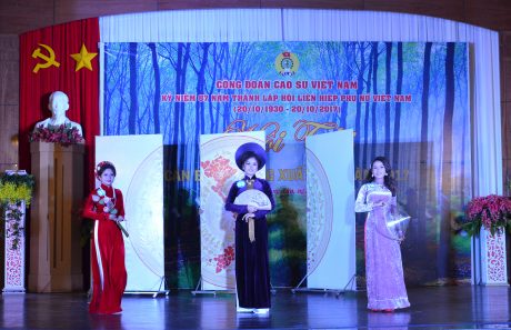 Các cán bộ nữ công trình diễn áo dài tại Hội thi “Cán bộ nữ công xuất sắc” 2017. Ảnh: Đào Phong