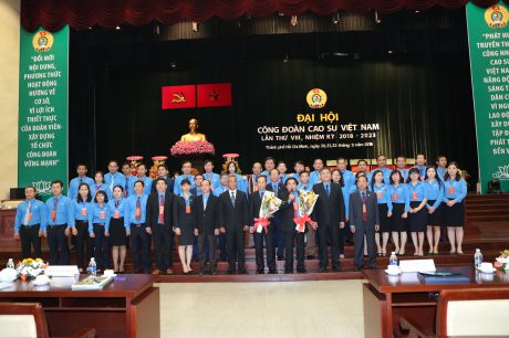 Ban chấp hành Công đoàn Cao su VN khóa VIII và đoàn đại biểu đi dự đại hội Công đoàn Việt Nam lần thứ XII ra mắt đại hội