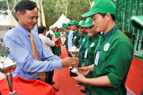 Ông Hà Công Tuấn - Thứ trưởng thường trực Bộ NN&PTNT trao giải cho các "bàn tay vàng" khai thác mủ cao su năm 2016. Ảnh: Tùng Châu.