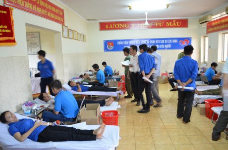 Đoàn viên thanh niên công ty tham gia hiến máu