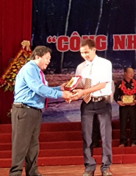 Ông Phan Mạnh Hùng - Chủ tịch CĐ CSVN trao danh hiệu Công nhân cao su ưu tú. Ảnh: Phi Long.