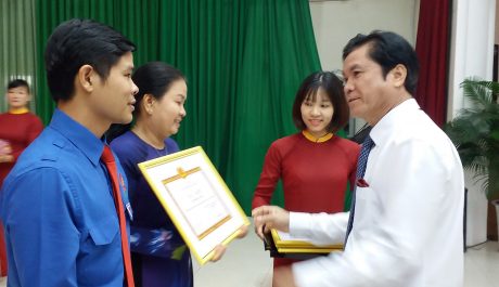 Đ/c Lê Thanh Hưng - Bí thư Đảng ủy, TGĐ công ty tặng giấy khen của Đảng ủy công ty cho các tập thể xuất sắc trong phong trào thi đua “Dân vận khéo”.