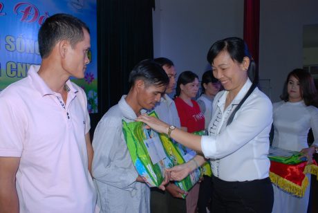 Phó Chủ tịch CĐ CSVN Trương Thị Huế Minh tặng quà cho CN