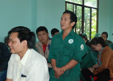 Công nhân Nguyễn Văn Trừ phát biểu tại buổi tiếp xúc ở Xí nghiệp Cơ điện Chế biến.