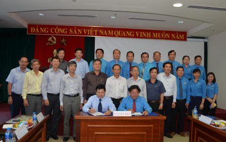 TGĐ VRG Huỳnh Văn Bảo và Chủ tịch CĐ Cao su VN Phan Mạnh Hùng ký kết Quy chế phối hợp giai đoạn 2018 – 2023. 