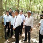 Đại sứ Việt Nam tại Campuchia thăm và làm việc với các công ty cao su tỉnh Kratie