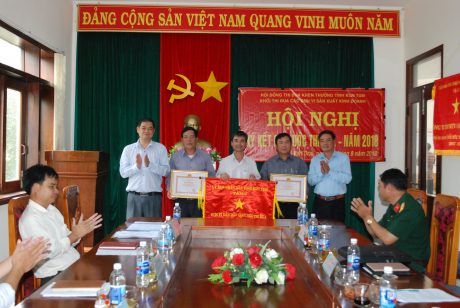 Ông Trương Ly (thứ nhất từ trái sang) đại diện khối trưởng trao tặng cờ thi đua và bằng khen cho các thành viên