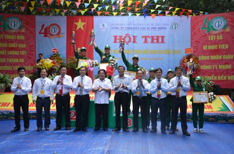 Thả cờ vàng ở cây 100, chị Lê Thị Thương - Nông trường 9 xuất sắc giành giải nhất