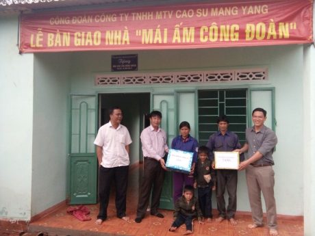 CT CĐ Lê Huy Phu (thứ 2 từ trái qua) và lãnh đạo NT Bờ Ngoong bàn giao nhà và tặng quà cho gia dình Siu Thenh
