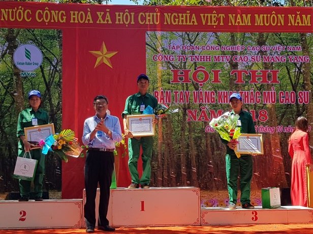 Ông Nguyễn Tiến Đức - Phó TGĐ Tập đoàn Công nghiệp Cao Su trao giải cho các cá nhân xuất sắc tại hội thi