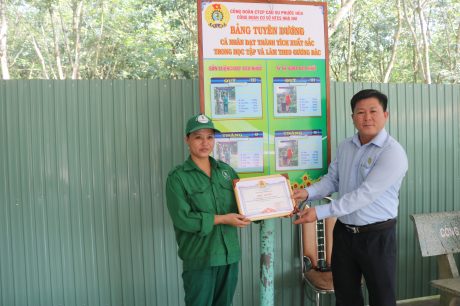 Anh Phạm Minh Thuận – GĐ NT Nhà Nai trao giấy khen cho cá nhân đạt thành tích xuất sắc, trước bảng tuyên dương. 