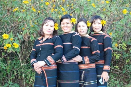 Những cô gái bản địa trong trang phục truyền thống bên đồi Dã Quỳ dưới chân núi Chư Đăng Ya
