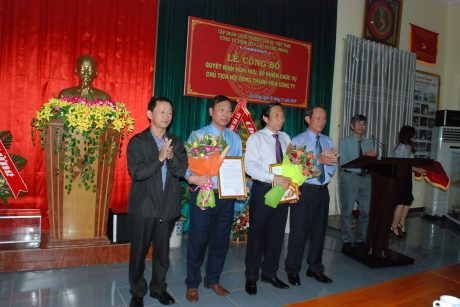 Bí thư tỉnh ủy Gia Lai Dương Văn Trang và Chủ tịch HĐQT VRG Trần Ngọc Thuận tặng hoa chúc mừng 
