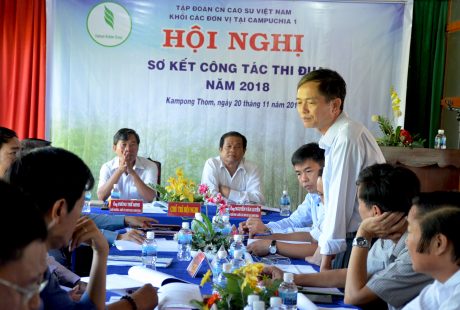 Ông Trần Văn Toàn – Giám đốc Công ty TNHH Phát triển cao su Tân Biên – Kampong Thom phát biểu tại hội nghị