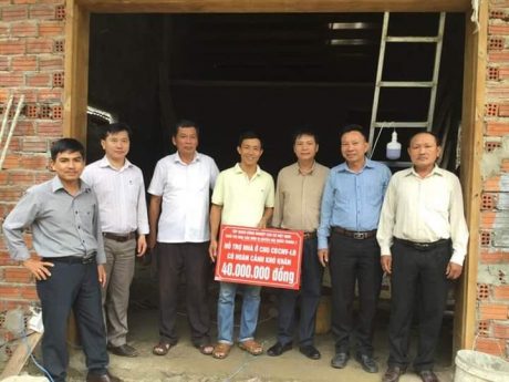 Trao nhà Mái ấm tình thương cho công nhân Cao su Nam Giang - Quảng Nam.