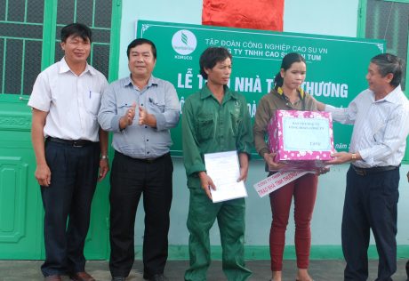 Lãnh đạo CĐ công ty trao tặng nhà tình thương cho CN NT Ya Chim
