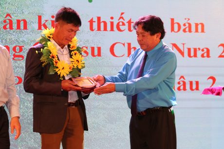 Chủ tịch CĐ CSVN Phan Mạnh Hùng trao thưởng cho CNVCLĐ tiêu biểu, xuất sắc