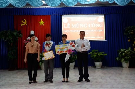 Lãnh đạo công ty trao thưởng cho NT Minh Thạnh. Ảnh: Việt Quang