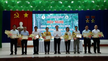 Ông Lê Thanh Hưng – Bí thư Đảng ủy, Tổng giám đốc Công ty TNHH MTV Cao su Dầu Tiếng trao thưởng cho các đơn vị hoàn thành vượt mức KH sản lượng tháng 1/2019. 