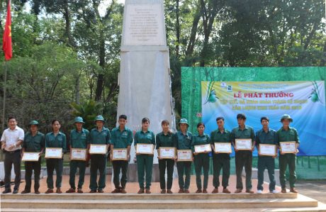 ĐTN Cao su Đồng Phú trao thưởng cho ĐVTN hoàn thành kế hoạch năm tại tượng đài Phú Riềng Đỏ. Ảnh: Minh Tuấn