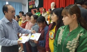 Ông Phan Tấn Hải trao quà cho công nhân.