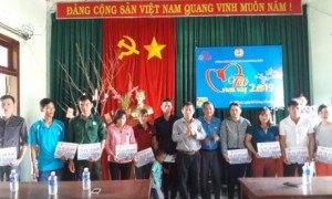 Ông Đặng Công Thoại_ Chủ tịch HĐQT công ty (thứ 6 từ phải sang) và ông Tạ Thúc Bình_ Chủ tịch CĐ công ty (thứ 5 từ phải sang). Tặng vé xe về quê cho CN của đơn vị