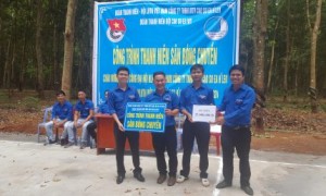 Bàn giao sân bóng chuyền.