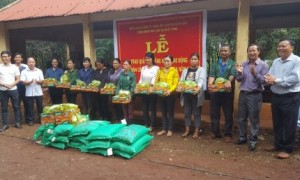 Ông Trương Công Lực – Chủ tịch công đoàn Công ty trao quà cho các công nhân có hoàn cảnh khó khăn