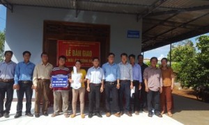 Các đại biểu và vợ chồng đoàn viên Nguyễn Văn Quang, Nguyễn Thị Hồng trước căn nhà mới xây.
