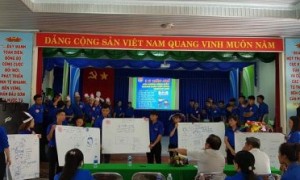 Các đội tham gia phần thi vẽ tranh tuyên truyền