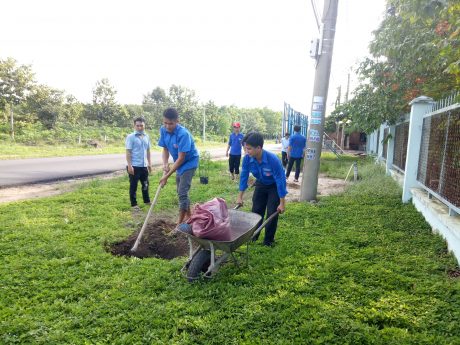 Đoàn viên thanh niên NT Thanh An ra quân thực hiện công trình thanh niên “Ngày Chủ nhật xanh”. 