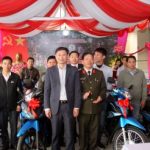 Cao su Lai Châu tặng 10 xe máy cho công nhân