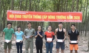 Hà Thị Kim Duyên – Phó Giám đốc, Chủ tịch Công đoàn Nông trường cao su Thanh An trao giải cho các vận động viên